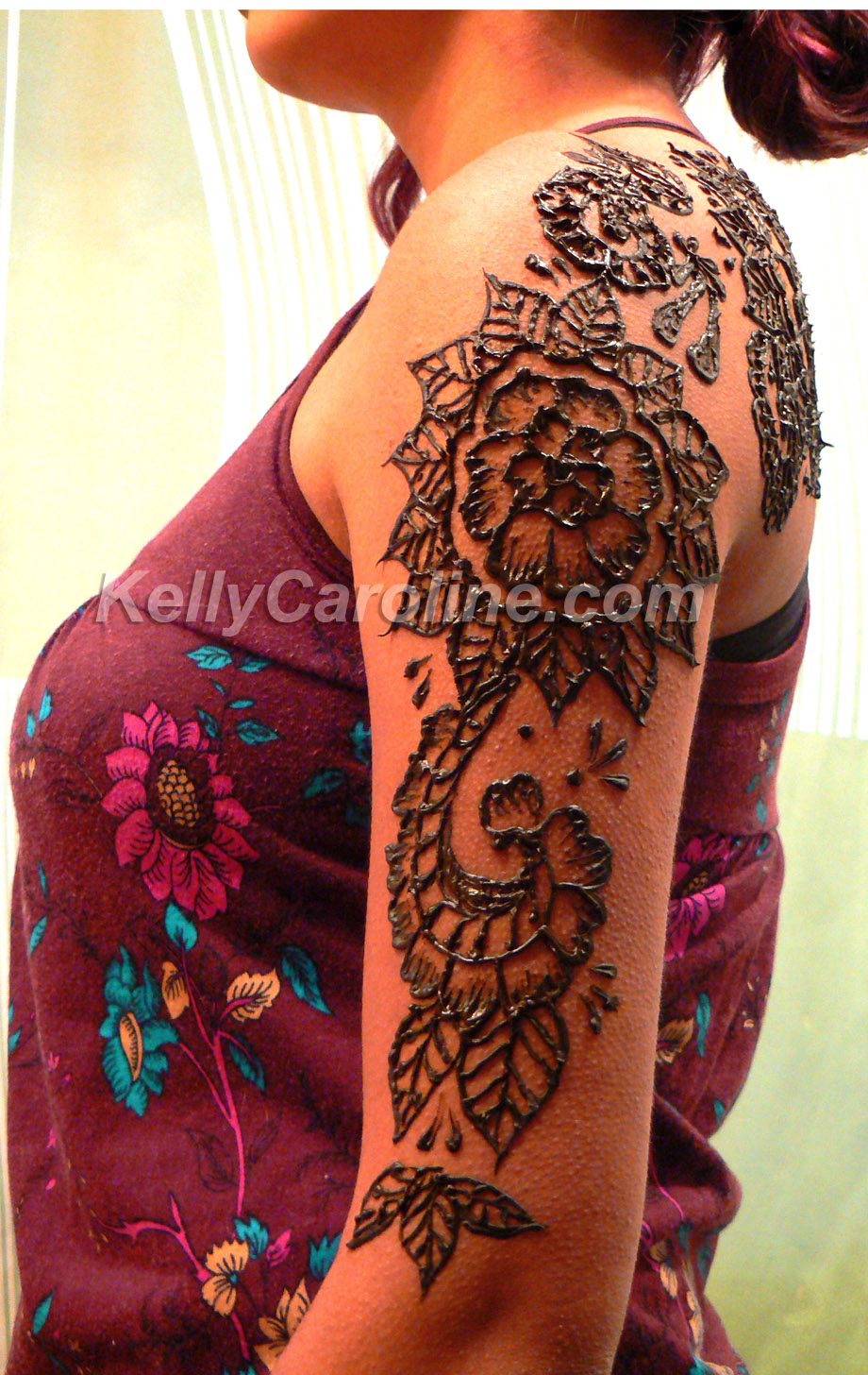 Woman with henna tattoo on her shoulder Stock Photo by ©nelka7812 156783266